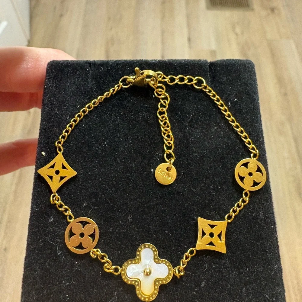 Elegant Gold Bracelet with White Accents - Picture 2 of 3